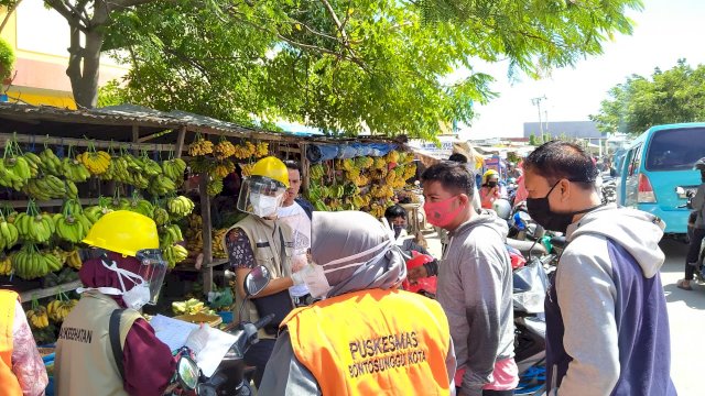 Suasana rapid test massal di Pasar Tradisional Karisa Jeneponto. (ist)