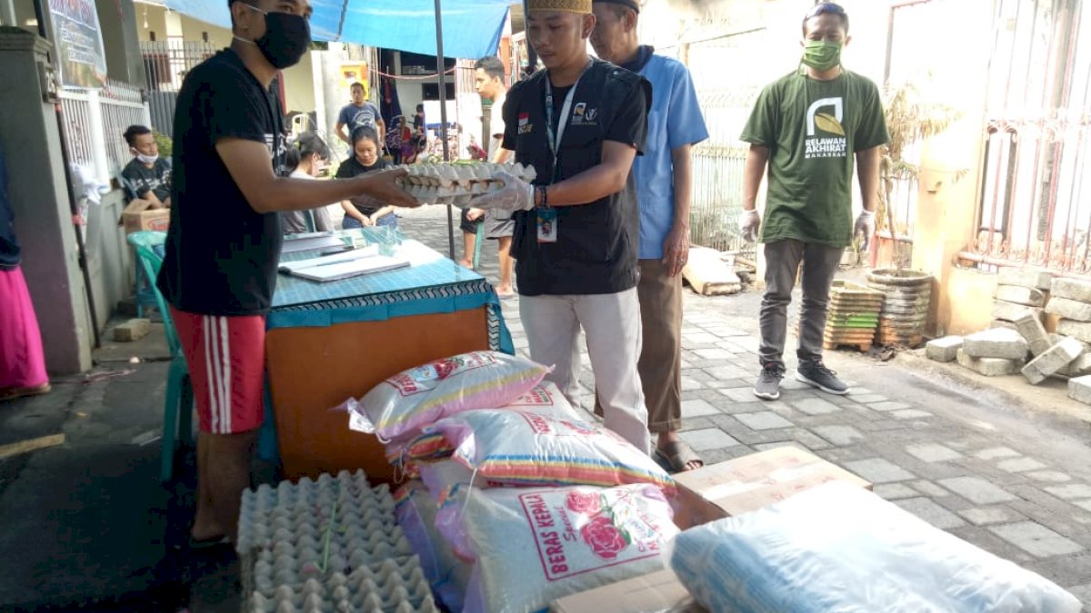 Relawan Akhirat Makassar Santuni Korban Kebakaran Maccini Parang