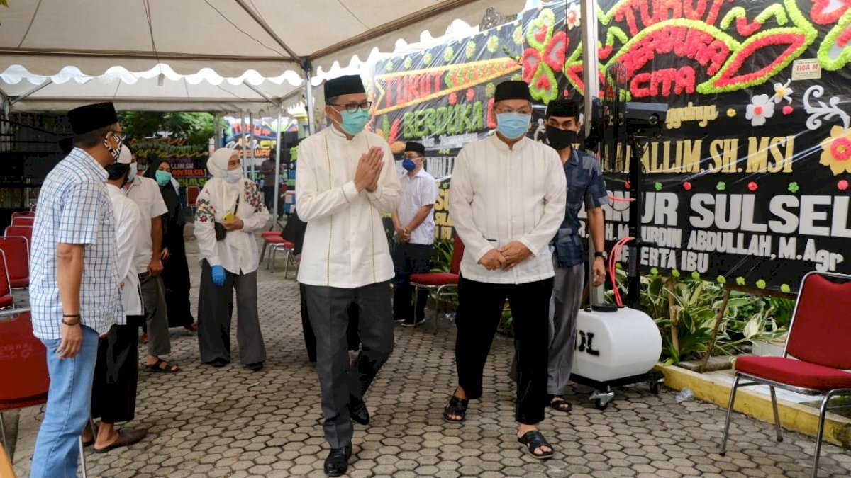 Nurdin Abdullah dan Istri Melayat di Kediaman Andi Muallim