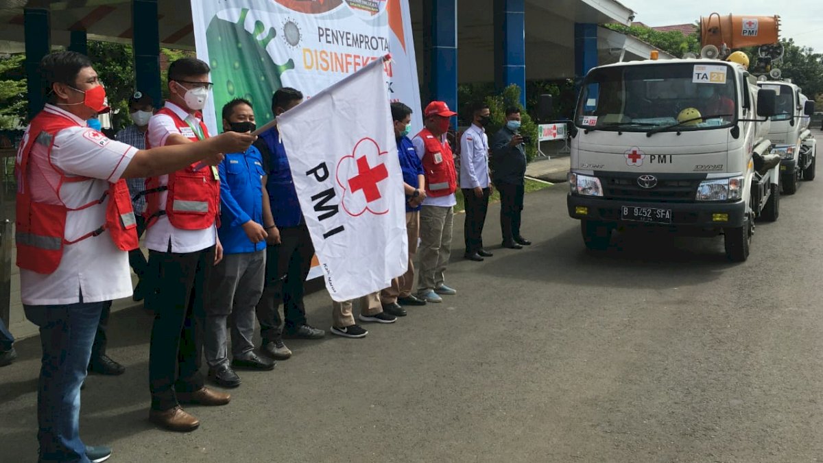 PMI Sulsel Semprot Disinfektan Sepanjang Jalan Poros Kabupaten Maros