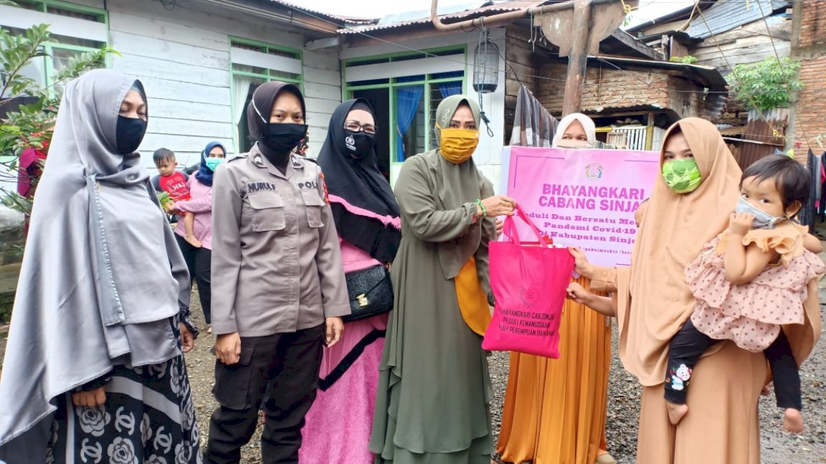 Bhayangkari Cabang Sinjai Berbagi dengan Kaum Perempuan dan Anak