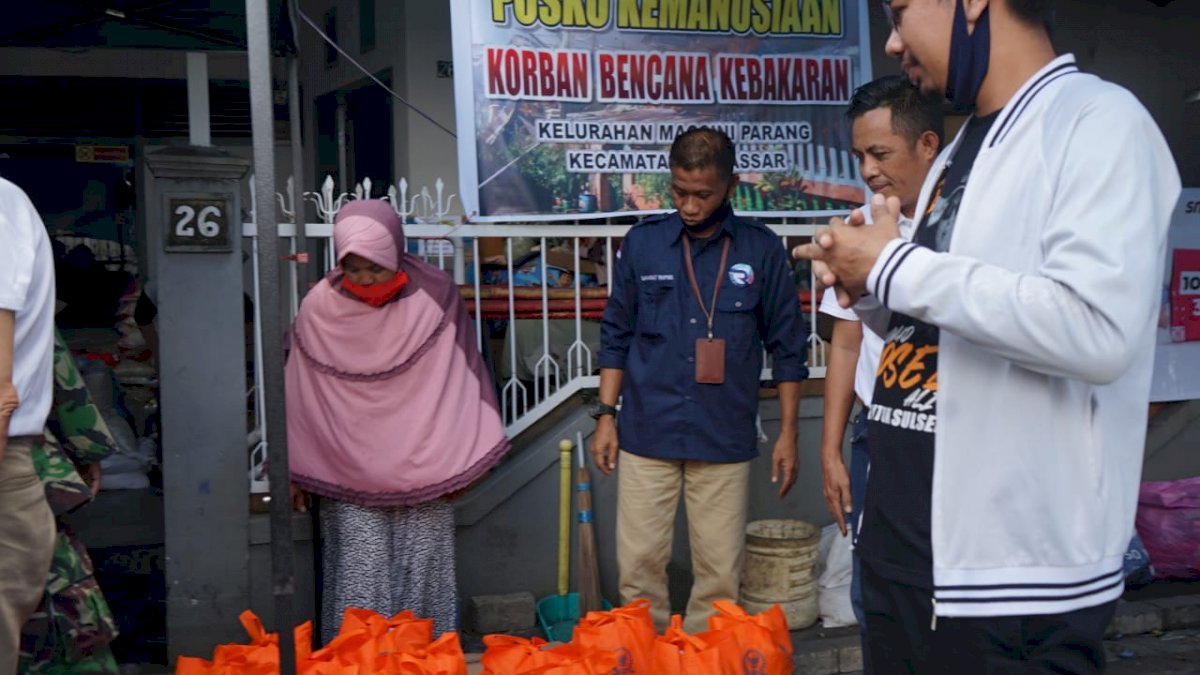 Rapsel Ali Salurkan Bantuan ke Korban Kebakaran di Maccini Parang