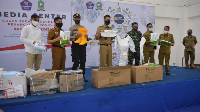 Sinjai dapat bantuan APD dari TNI. (ist)