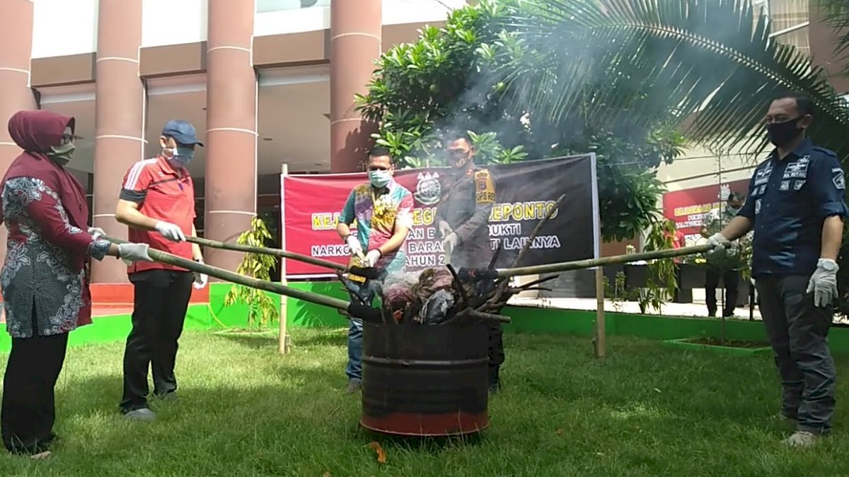 Kejari Jeneponto Musnahkan Barang Bukti 20 Perkara