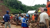 Basarnas Bersama Warga Lakukan Pencarian Korban Tertimbun Longsor di Jeneponto