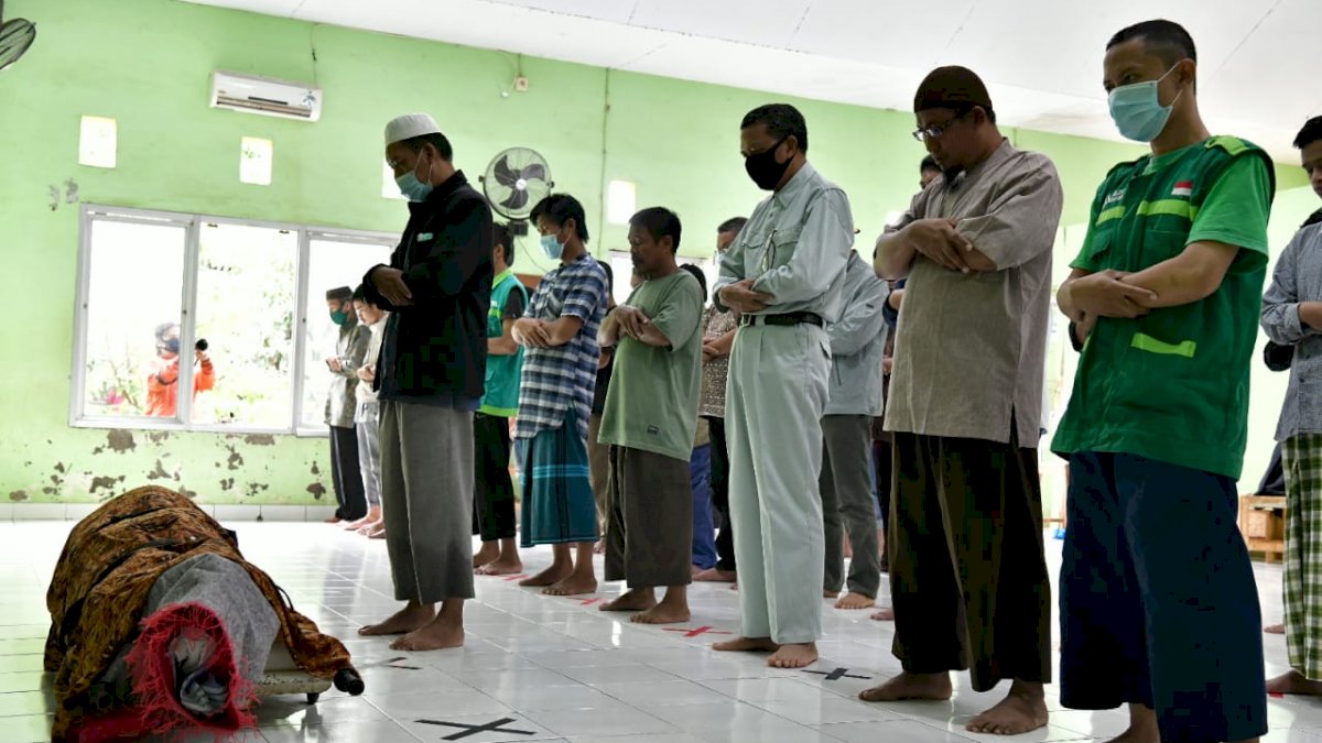 Nurdin Abdullah Ikut Shalat Jenazah Korban Banjir di Bantaeng