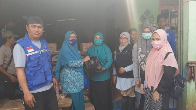 Penyaluran bantuan kepada warga terdampak banjir dan longsor di Kecamatan Rumbia, Jeneponto. (ist)