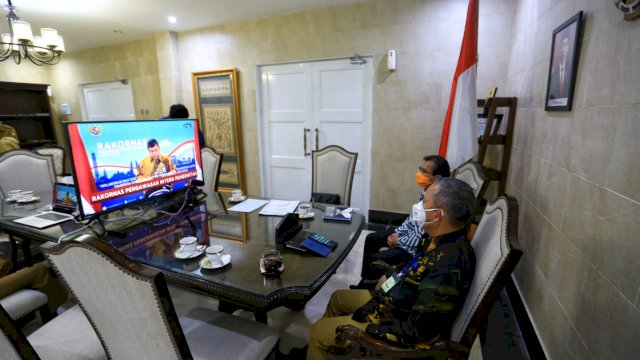 Pj Wali Kota Makassar Yusran Jusuf ikuti rakornas via virtual di Rumah Dinasnya. (ist) 