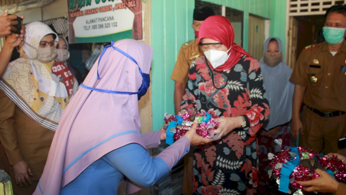 Dorong Kesejahteraan Peternak, Hasnah Syam Bagikan Bantuan Itik di Pancana