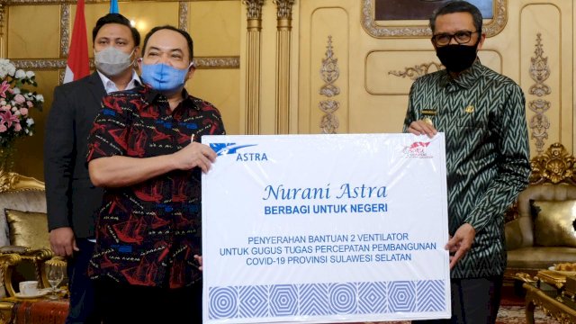 Ketua Astra Grup Suhardi serahkan bantuan ventilator kepada Gubernur Sulsel Nurdin Abdullah. (ist)
