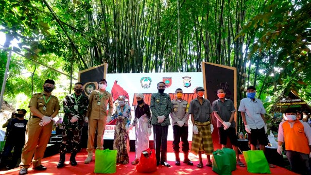 Gubernur Nurdin serahkan bantuan Covid-19 di Kampung Ewako, Gowa. (ist)