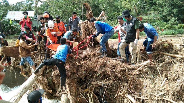 Evakuasi mayat korban longsor di Rumbia, Jeneponto. (ist)