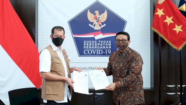 Penyerahan bantuan secara simbolis. (ist)