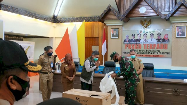 Penyerahan bantuan APD dari Mabes TNI. (ist)