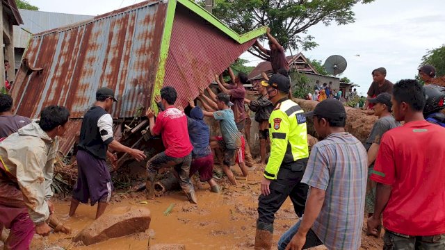 Warga bahu-membahu melakukan perbaikan rumah yang terdampak banjir dan longsor Jeneponto. (ist)