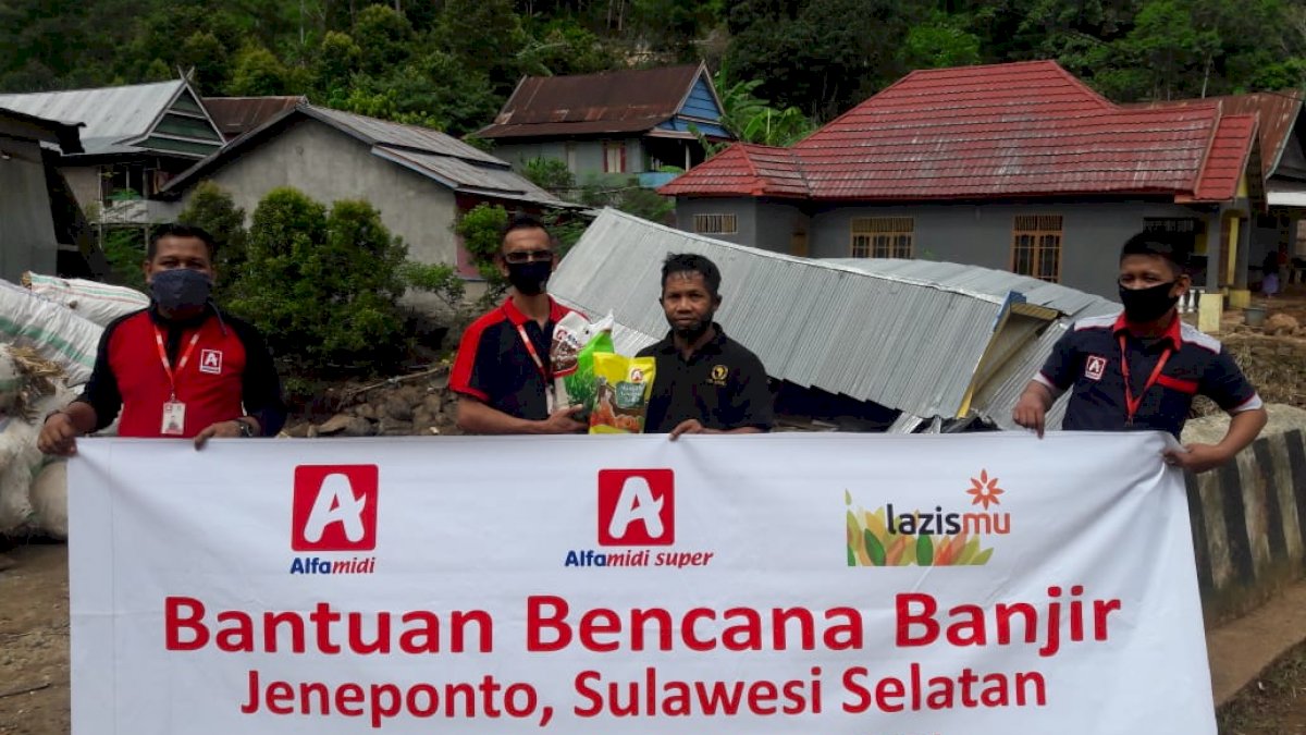 Alfamidi Salurkan Donasi Konsumen ke Korban Bencana Alam di Jeneponto dan Bantaeng