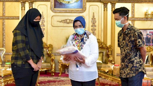 Lies Nurdin terima bantuan APD dari mahasiswa IT PLN Sutan Batara. (ist)