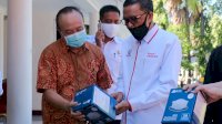 Terharu, Dokter Bambang Teteskan Air Mata di Hadapan Gubernur