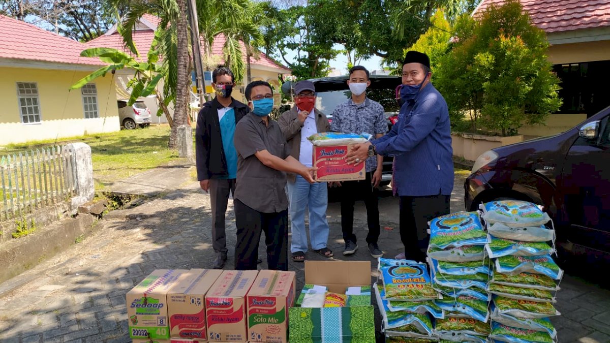 Wagub Beri Bantuan Mahasiswa Terdampak Covid-19 FTK UIN Alauddin