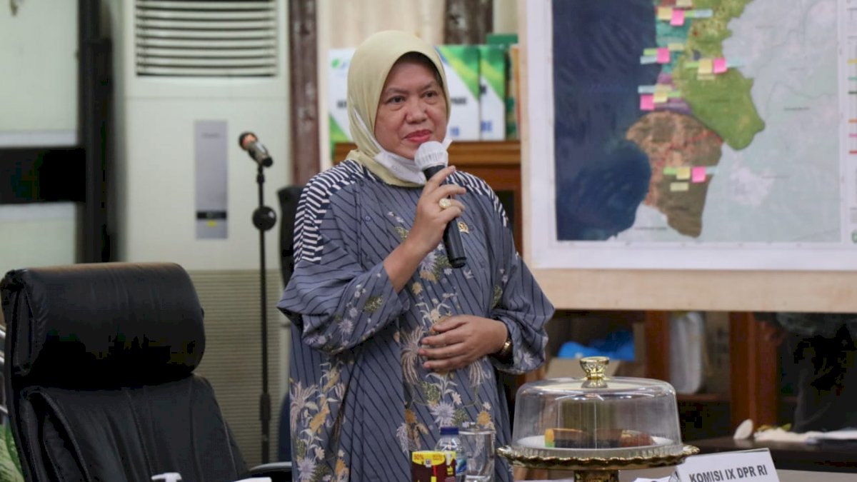 Hasnah Syam Bantu 500 Pcs Alat Rapid Test di Parepare