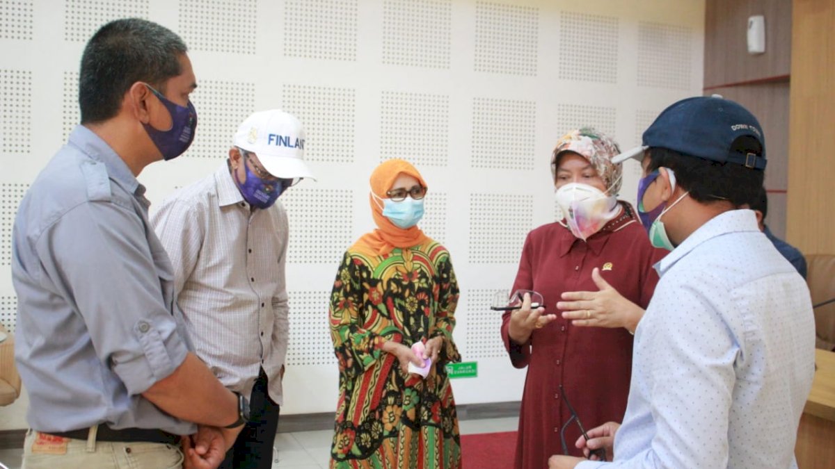 Anggota DPR Hasnah Syam Bantu Alat Rapid Test di RSGM Unhas