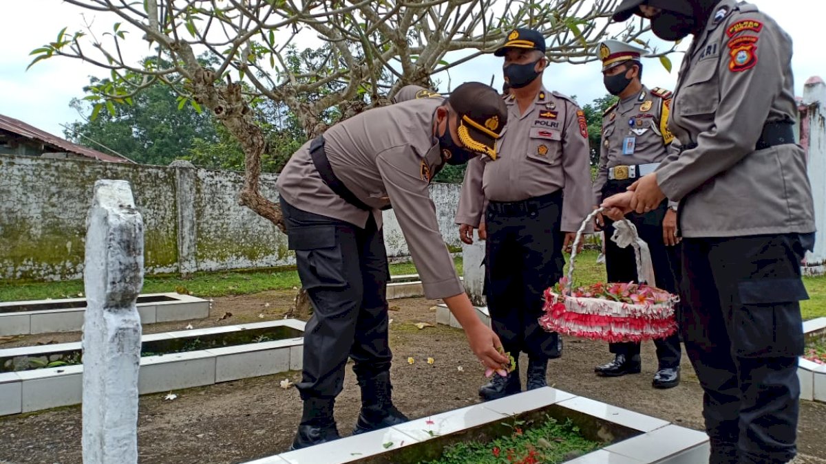 Sambut Hari Bhayangkara, Kapolres Sinjai Ziarah di TMP Mangottong