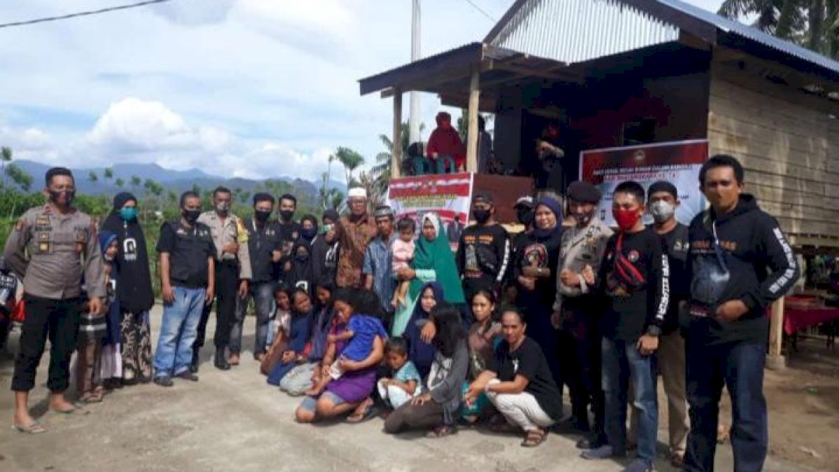 Peringati Hari Bhayangkara ke-74, Polres Barru Gelar Bhakti Sosial Bedah Rumah