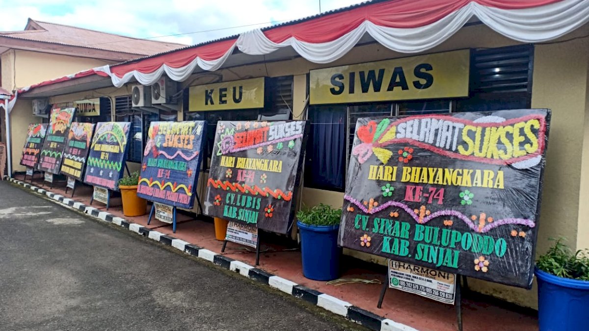 Jelang Puncak Hari Bhayangkara ke-74, Polres Sinjai “Banjir” Karangan Bunga