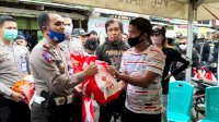 Bentuk Kepedulian, Ditlantas Polda Sulsel dan Komunitas “Kenapa Ko Lari” Serahkan Bantuan Korban Kebakaran di Kerung-kerung
