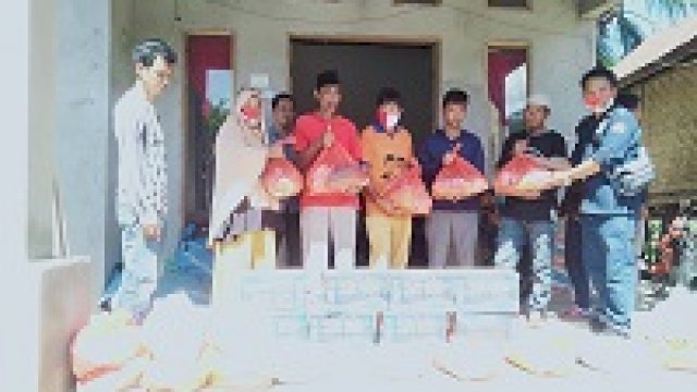 Penyerahan bantuan kepada korban bencana banjir dan longsor di Jeneponto. (ist)