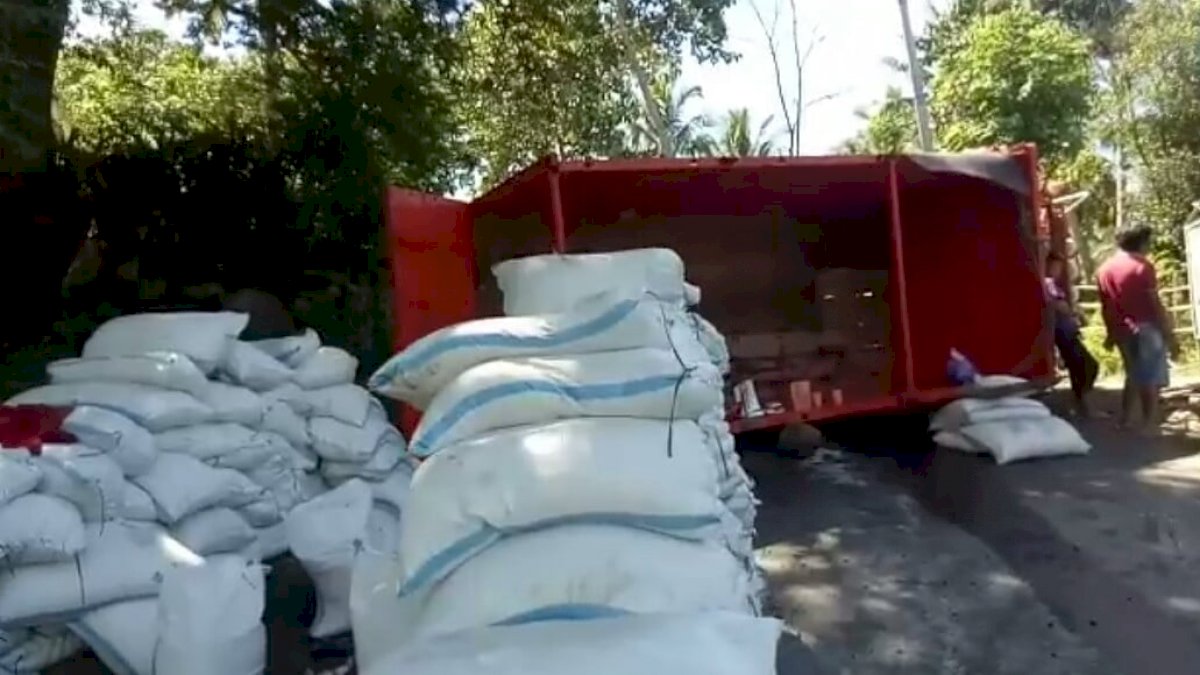 Mobil Truk Pengangkut Garam Dari Jeneponto Terbalik di Jalan Pendakian Sinjai Timur