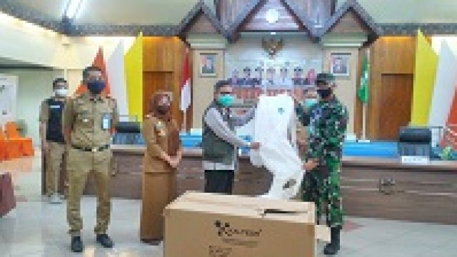 Taufan Pawe terima bantuan APD dari Mabes TNI yang diserahkan Dandim 1405 Mtls. (ist)