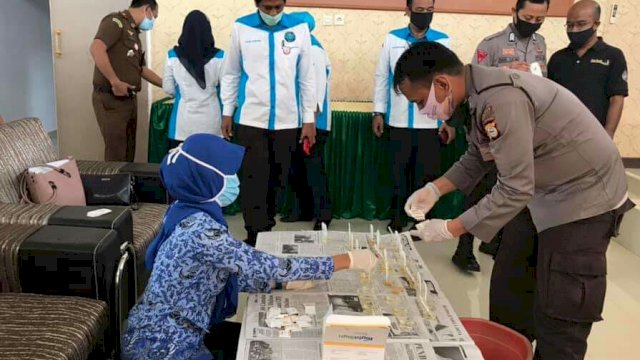 Tes urine pegawai Kerjari Sinjai. (ist)