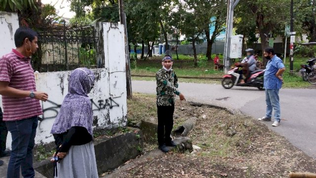 Ketua DPRD Kota Makassar Rudianto Lallo meninjau drainase sudah tidak berfungsi maksimal yang jadi usulan warga. (Sulselsatu/Jahir Majid)