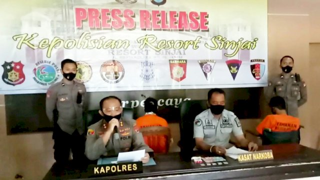 Kapolres Sinjai AKBP Iwan Irmawan rilis kasus penangkapan dua bandar sabu. (ist)