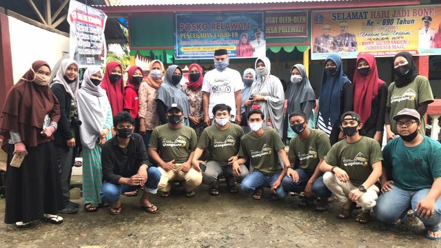 Pemerhati Seni Budaya Bone salurkan bantuan baju hamzat dan masker. (ist)