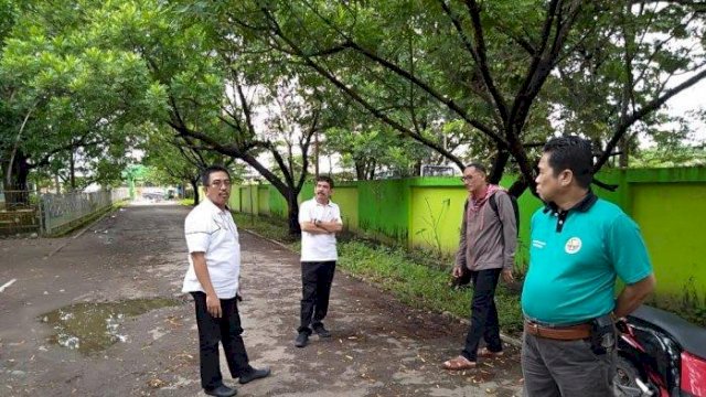 Plt Kadisdik Sulsel M Basri berkunjung ke SMKN 2 pasca-kasus pengeroyokan siswa di jam belajar. (ist) 