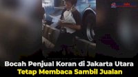 VIDEO: Bocah Penjual Koran di Jakarta Utara Tetap Belajar Sambil Jualan