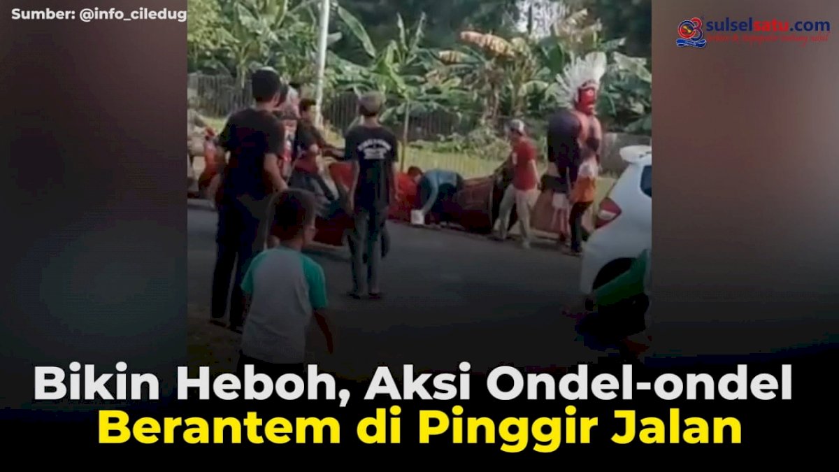 VIDEO: Bikin Heboh, Aksi Ondel-ondel Berantem di Pinggir Jalan