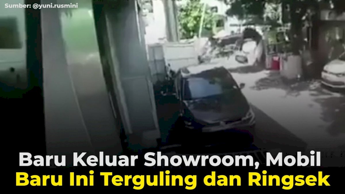 VIDEO: Baru Keluar Showroom, Mobil Baru Ini Terguling dan Ringsek