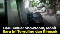 VIDEO: Baru Keluar Showroom, Mobil Baru Ini Terguling dan Ringsek