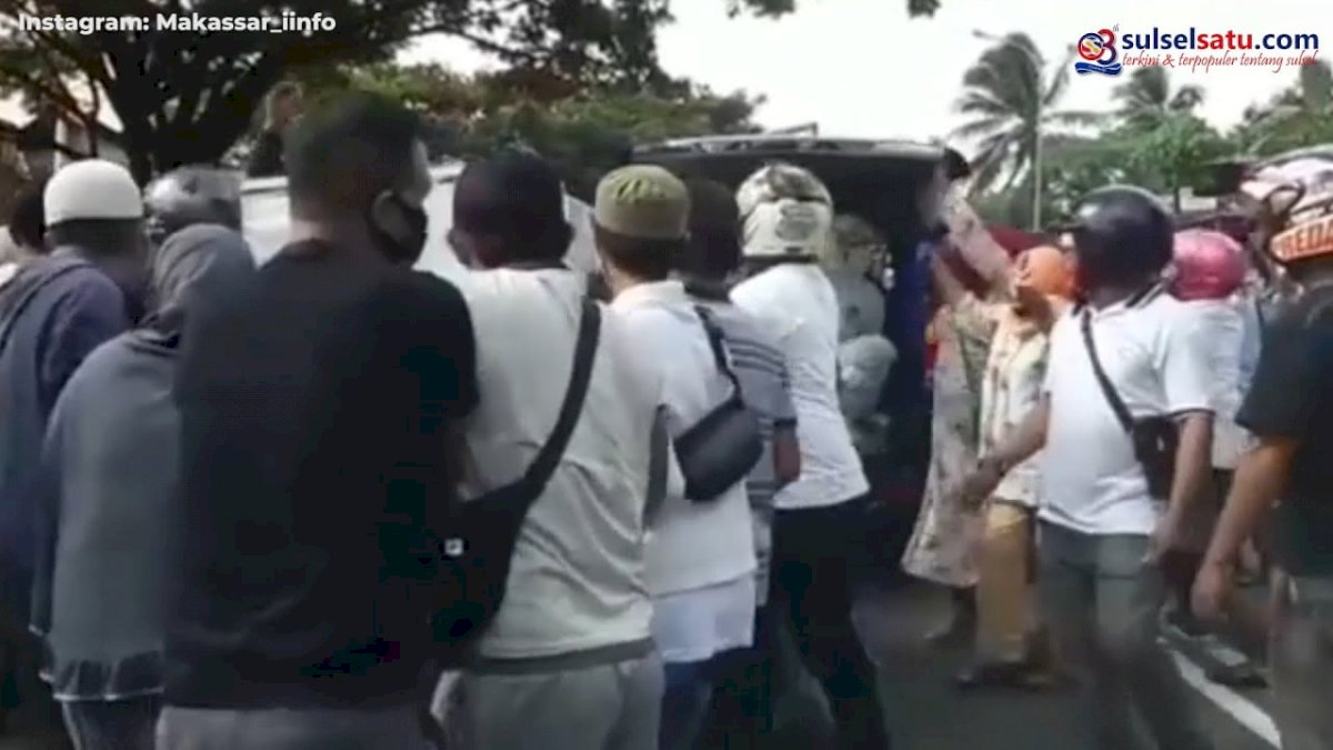 VIDEO: Puluhan Warga di Ambon Cegat Ambulans dan Ambil Paksa Jenazah Covid-19