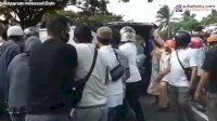 VIDEO: Puluhan Warga di Ambon Cegat Ambulans dan Ambil Paksa Jenazah Covid-19