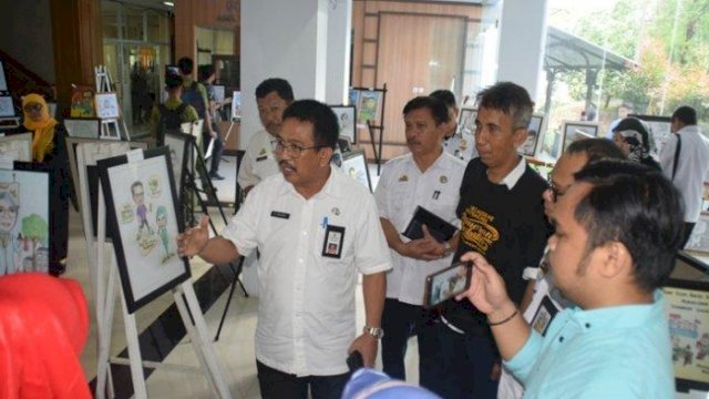 Plt Kadisdik Sulsel M Basri melihat hasil karya siswa-siswi pada lomba dan pameran karikatur se-SMA. (ist) 