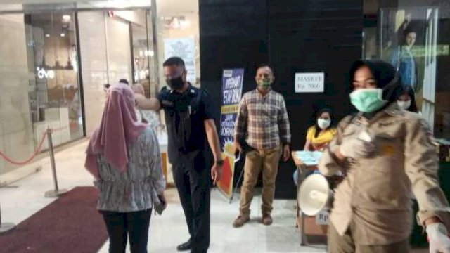 Pol-PP Makassar melakukan pengawasan terhadap pengunjung pusat-pusat perbelanjaan. (ist)