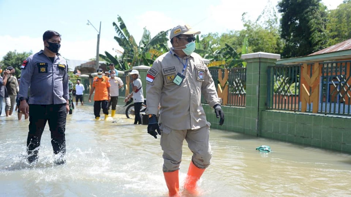 Fahsar Serahkan Bantuan kepada Warga Terdampak Banjir di Bone Utara