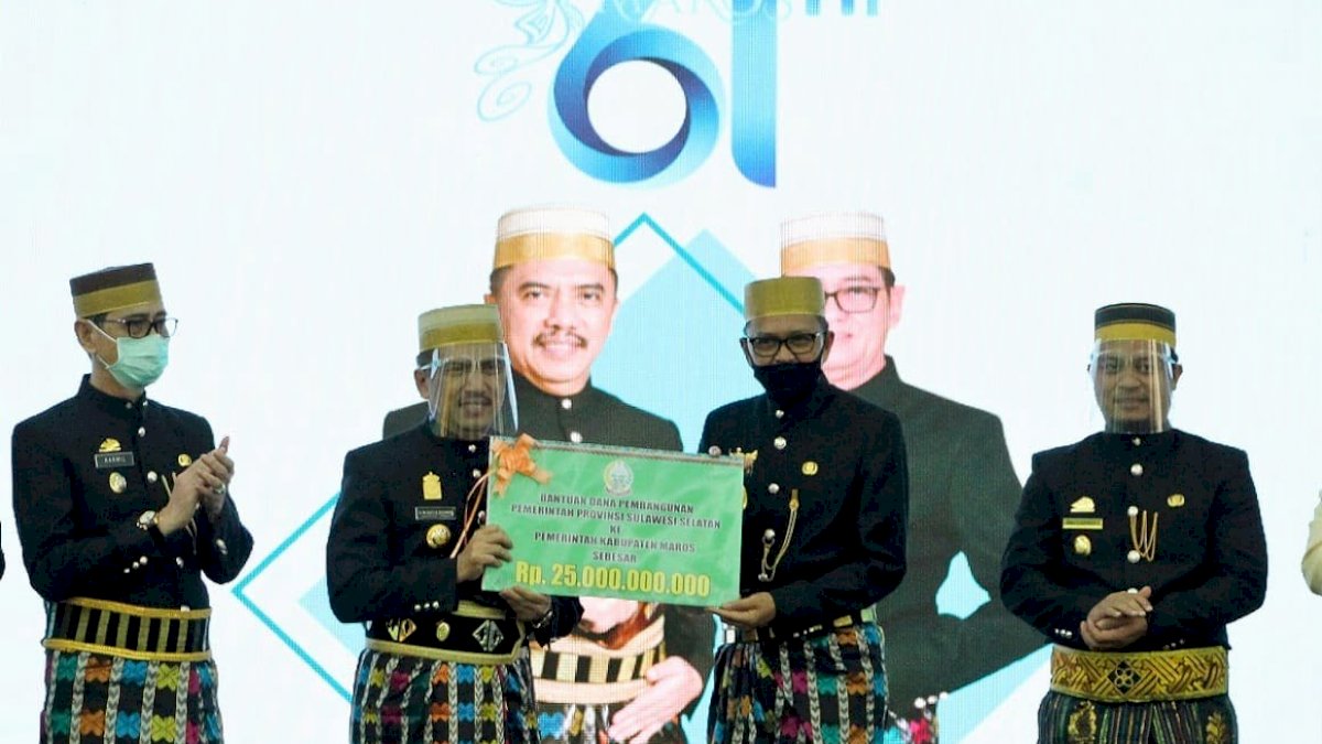 HUT Maros ke 61 Tahun, Nurdin Abdullah Serahkan Bantuan 25 Miliar