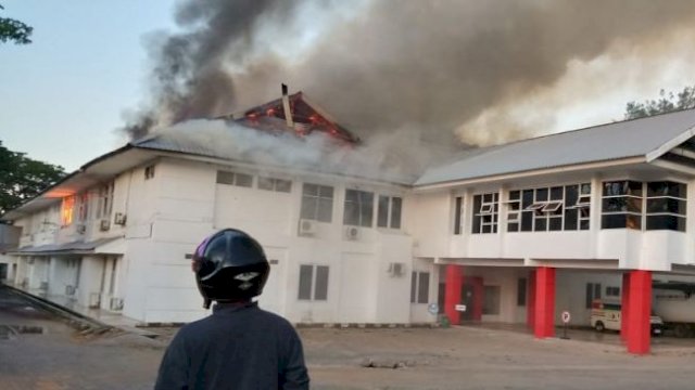 Gedung DInas Kesehatan Sulsel terbakar. (ist)