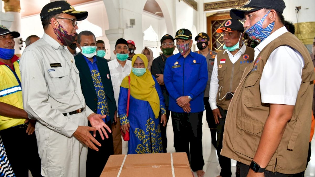 Gubernur Serahkan Bantuan Darurat Rp1,4 Miliar untuk Banjir Wajo
