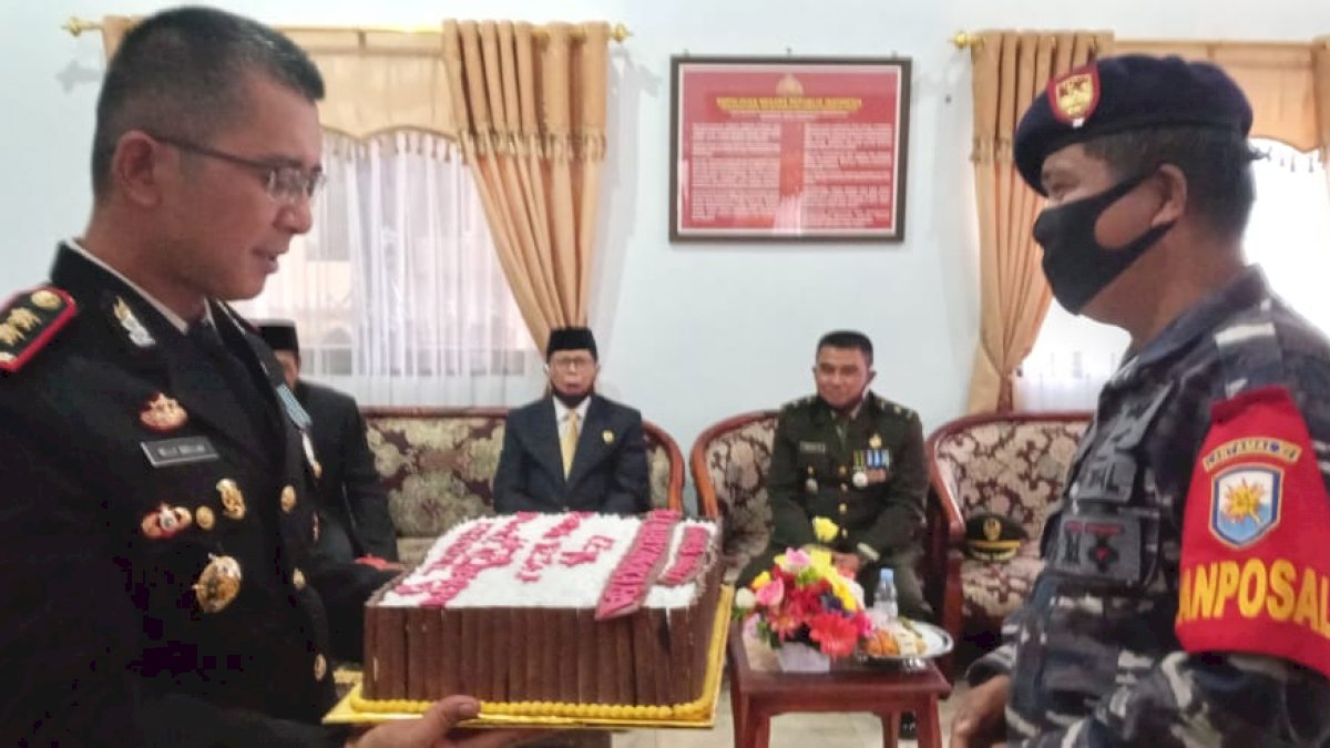 HUT ke-74 Bhayangkara, Danposal Beri Kue Ultah Kapolres Barru